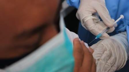 salah satu petugas kesehatan di Kota Surabaya saat menerima suntikan vaksin covid-19