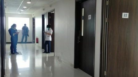 selasar rumah sakit khusus covid-19 yang menempati area mall di perbatasan kota Surabaya