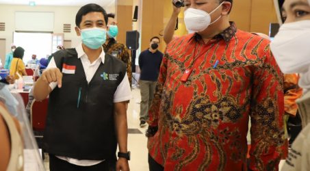 Wamenkes Dante (Kiri) didampingi Plt Wali Kota Surabaya Whisnu Sakti Buana saat memantau proses vaksinasi massal di kota Surabaya minggu (31/01/2021)