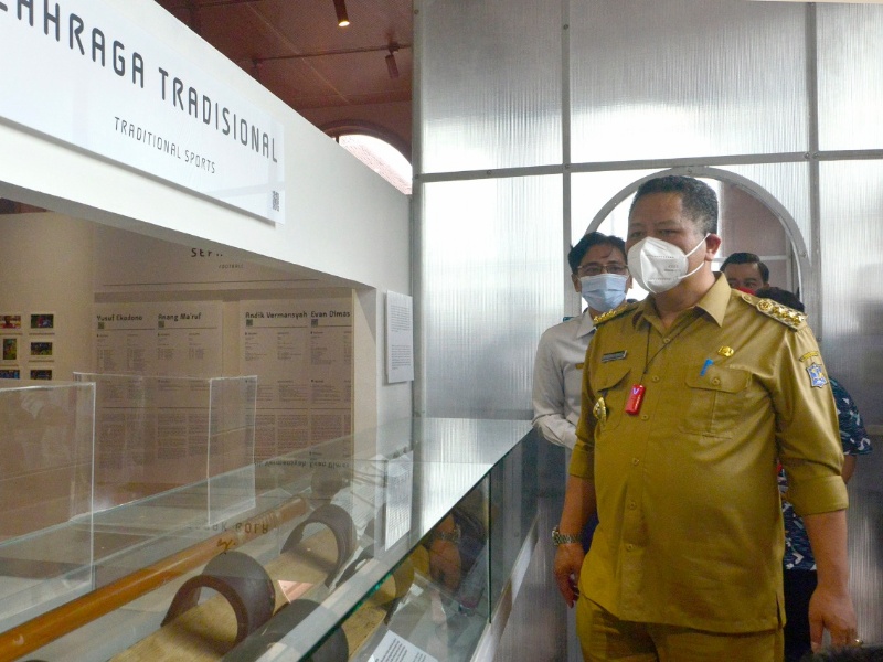 Plt Wali Kota Surabaya saat meninjau koleksi Museum Olahraga Surabaya (MOS) Senin Kemarin