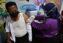 Salah satu lansia dinSurabaya saat mendapatkan vaksin ditahap dua program vaksinasi