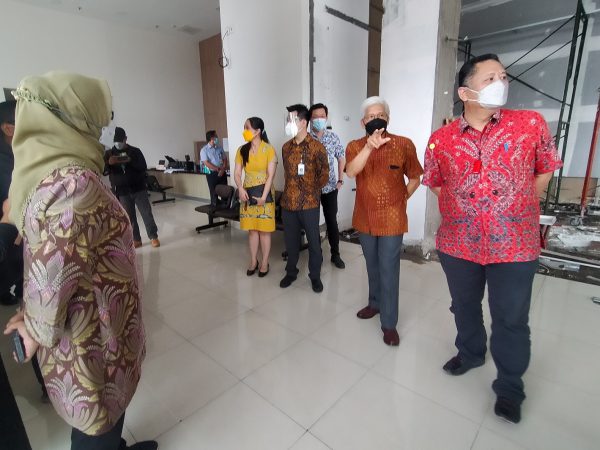 Pihak manajemen saat menjelaskan kepada plt wali kota Surabaya, Whisnu Sakti Buana saat meninjau rumah sakit beberapa waktu lalu