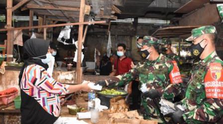 Demi Putus Penyebaran  Covid-19,  Danrem Baladhika Jaya Rela Turun Kepasar Awasi Prokes