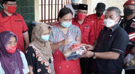 PDIP Jatim Salurkan 750 Paket Bantuan Sembako Korban Banjir dan Longsor Nganjuk