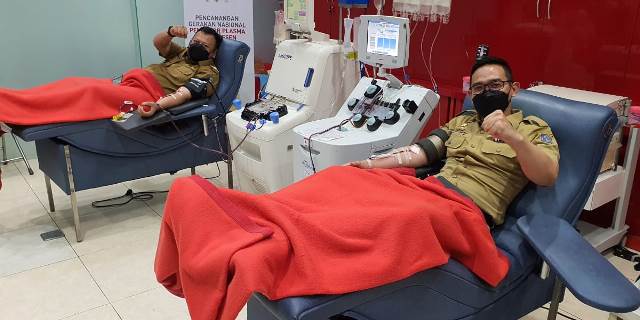 Kabag Humas Pemkot Surabaya Febri saat mendonorkan plasma konvalesennya pada senin