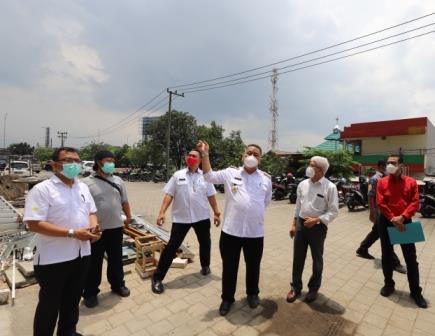 Plt Wali Kota Surabaya, Whisnu Sakti Buana ditemani pihak RS Siloam saat meninjau pembangunan rumah sakit khusus covid-19 di Cito Rabu (10/02)