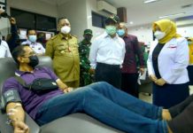 Menko PMK Muhadjir didampingi wali kota Surabaya Whisnu Sakti Buana saat meninjau proses donor konvalesen diPMI Kota Surabaya