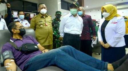 Tinjau UDD PMI Surabaya Menko PMK dan Mensos Dapati Kelangkaan Kantong Plasma dan Minimnya Alat