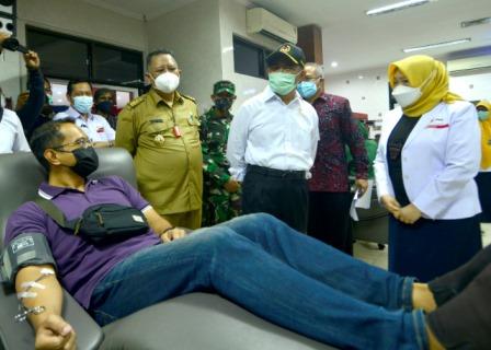Menko PMK Muhadjir didampingi wali kota Surabaya Whisnu Sakti Buana saat meninjau proses donor konvalesen diPMI Kota Surabaya