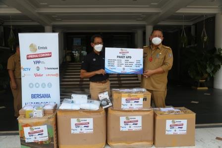 Wali Kota Surabaya Whisnu Sakti Buana saat menerima bantuan APD dari YPK