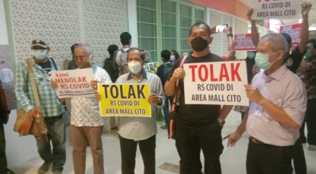 Pedagang Mall Cito saat melakukan aksi penolkan rumah sakit khusus Covid-19 di mall