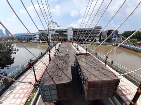 dua truck berbobot masing-masing 50 ton saat melintas jembatan Joyoboyo dalam rangka uji Kelayakan Jembatan yang baru selesai dibangun tersebut