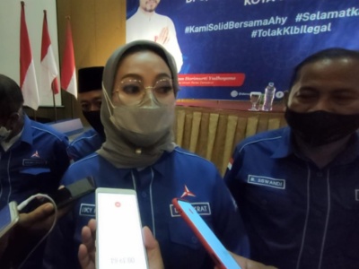 Ketua DPC Partai Demokrat Surabaya Lucy saat memberikan keterangan pers