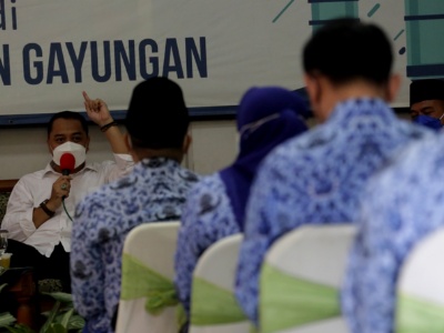 Wali Kota Surabaya Eri Cahyadi saat memnerikan pengarahan kepada para Lurah diwilayah kecamatan Gayungan