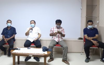 Paling kiri Yusuf Ekodono dan Anang Ma'ruf (Paling Kanan) saat mengikuti jumpa pers dengna kepala Dispora Kota Surabaya Afghani pada Jumat lalu