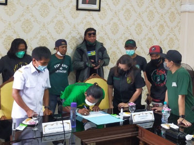 Perwakilah Bonek, Pemkot dan Manajemen Persebaya menandatangani tujuh poin kesepakatan bersama setelah menggelar audiensi pada Rabu siang di balai Kota Surabaya