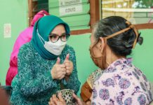 Ketua Tim Penggerak PKK Kota Surabaya, Rini Indriyani Eri Cahyadi saat menyapa para lansia 