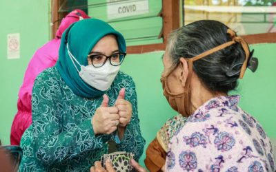 Ketua Tim Penggerak PKK Kota Surabaya, Rini Indriyani Eri Cahyadi saat menyapa para lansia 