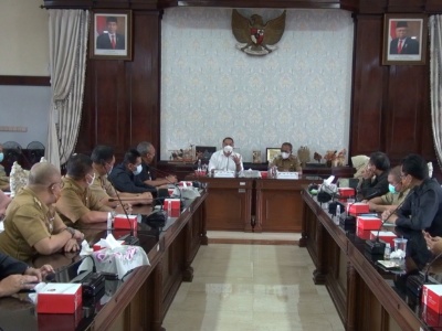 Wali Kota Eri Cahyadi bersama wakil wali kota Armudji saat memberikan arahan kepada kepala OPD dilingkungan Pemkot Surabaya
