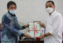 Wali Kota Surabaya Eri Cahyadi saat menerima sertifikat aset dari kepala BPN Surabaya