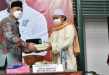 Wali Kota Surabaya Eri Cahyadi saat menerima kopiah hitam dari dewan Syuto PKB Surabaya