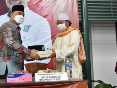 Wali Kota Surabaya Eri Cahyadi saat menerima kopiah hitam dari dewan Syuto PKB Surabaya