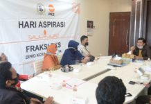 Warga saat mengadu diforum hari Asipirasi yabg digelar oleh Fraksi PKS DPRD Kota Surabaya