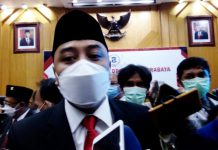 Wali Kota Surabaya Eri Cahyadi saat memberikan keterangan kepada wartawan seusai mengikuti paripurna serah terima jabatan digedung DPRD Surabaya