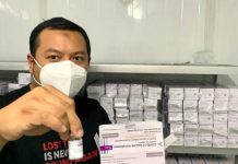 Petugas dinas kesehatan kota Surabaya saat menunjukkan Vaksin tambahan yang baru diterima Pemkot Surabaya