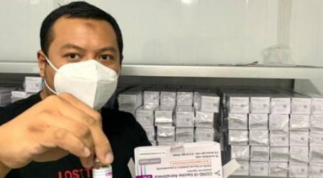 Petugas dinas kesehatan kota Surabaya saat menunjukkan Vaksin tambahan yang baru diterima Pemkot Surabaya