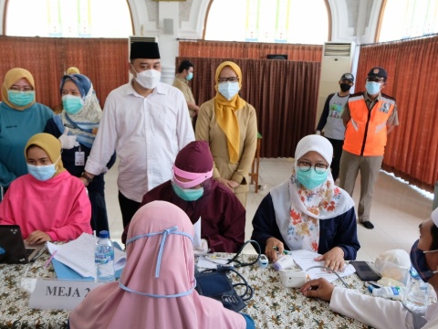 Wali Kota Eri Cahyadi saat meninjau pelaksanaan vaksinasi disalah satu pondok pesantren di Surabaya
