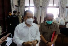 Wali Kota Surabaya Eri Cahyadi saat menjelaskan kepada media
