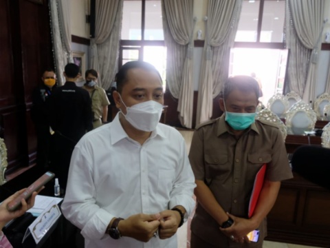 Wali Kota Surabaya Eri Cahyadi saat menjelaskan kepada media