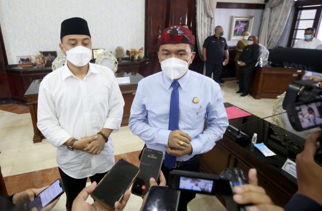 Wali Kota Eri Cahyadi bersama Kajari Tanjung Perak Dedi Kasna saat memberikan keterangan kepada pers seusai menandatangani MoU di Pemkot Surabaya