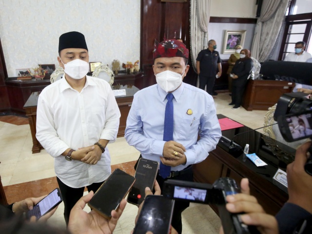 Wali Kota Eri Cahyadi bersama Kajari Tanjung Perak Dedi Kasna saat memberikan keterangan kepada pers seusai menandatangani MoU di Pemkot Surabaya