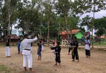 Relawan TNI saat melatih karate anak-anak di perbatasan papua