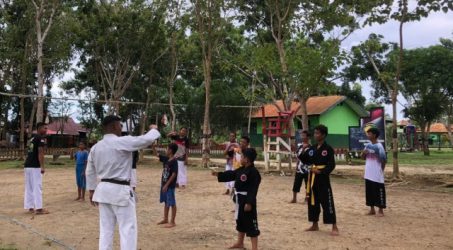 Anak-anak di Perbatasan Indonesia-Papua Nugini Dilatih Karate