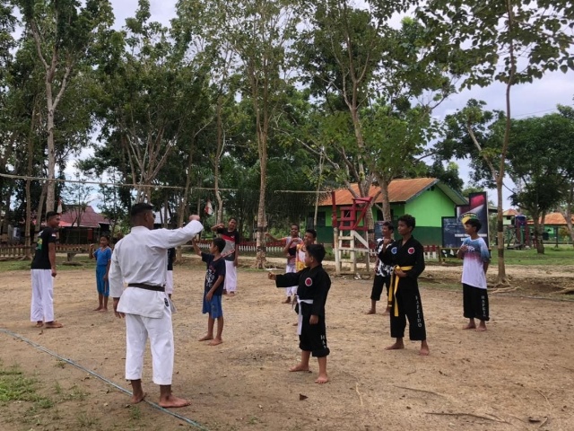 Relawan TNI saat melatih karate anak-anak di perbatasan papua
