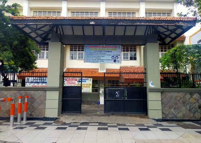 Foto salah satu sekolah di Surabaya