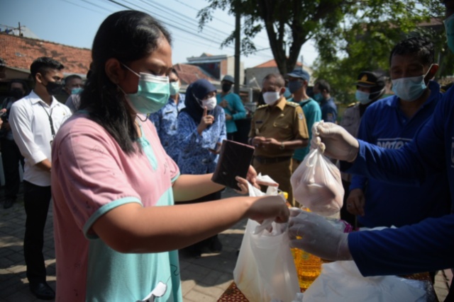 Pelaksanaan operasi pasar yang digelar pemkot Surabaya guna menekan kenaikan harga sembako di bulan ramadhan dan jelang idul fitri