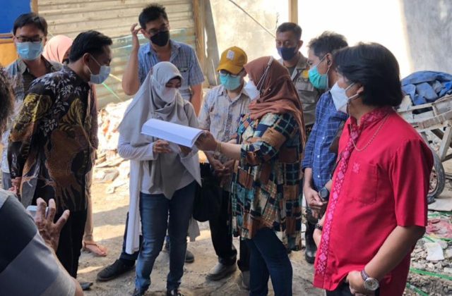 Komisi A DPRD Kota Surabaya saat melakukan peninjauan perijinan dikawasan pergudanganndijalan kali kedinding Surabaya Kamis (22/04) siang