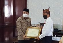 Wali Kota Surabaya Eri Cahyadi saat menyerahkan penghargaan kepada kejari Surabaya