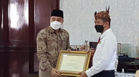 Apresiasi Kinerja, Wali Kota Surabaya Beri Penghargaan 26 Jaksa Kejari Surabaya 