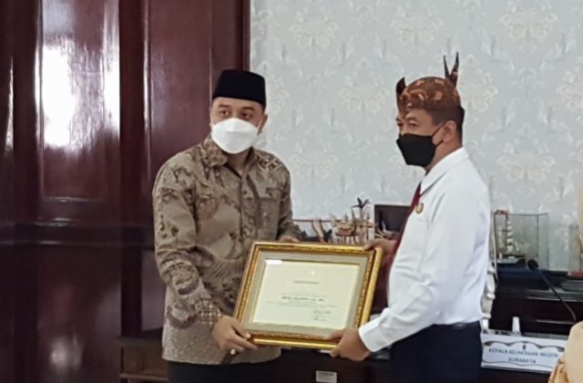 Wali Kota Surabaya Eri Cahyadi saat menyerahkan penghargaan kepada kejari Surabaya
