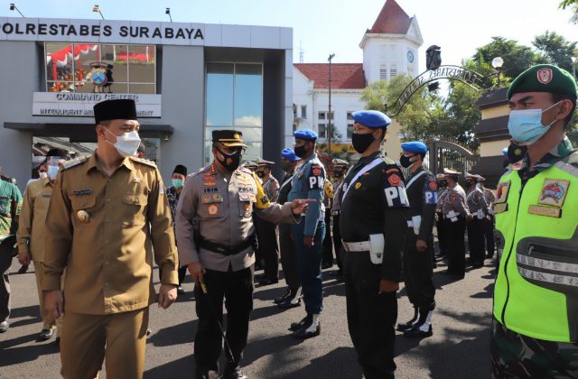 Wali Kota Eri Cahyadi saat bersama Kapolrestabes Surabaya saat melakukan pengecekan pasukan