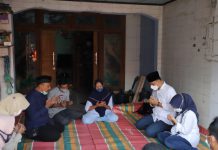 Wali Kota Eri Cahyadi Saat mengunjungi salah satu keluarga awak KRI Nanggala 402 di Surabaya Minggu