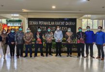 Anggota KPU Kota Surabaya saat berfoto bersama ketua DPRD Kota Surabaya seusai penyerahan laporan tahapan pilkada 2020