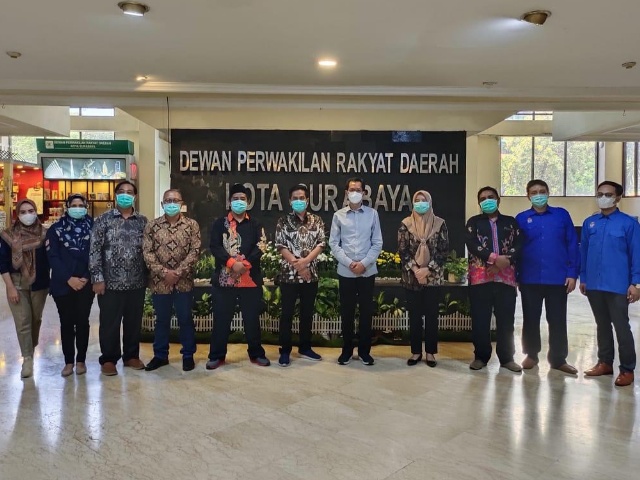 Anggota KPU Kota Surabaya saat berfoto bersama ketua DPRD Kota Surabaya seusai penyerahan laporan tahapan pilkada 2020