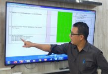 Kepala Dinkominfo Kota Surabaya, M Fikser saat menunjukkan sistem kerja aplikasi WargaKu