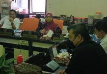 Ketua Komisi B Lutfhia saat memimpin rapat dengar pendapat dengan pedagang pasar Tambak Rejo Rabu (28/04)